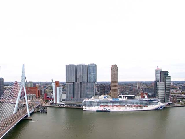 ms Princess Island van Princess Cruises aan de Cruise Terminal Rotterdam